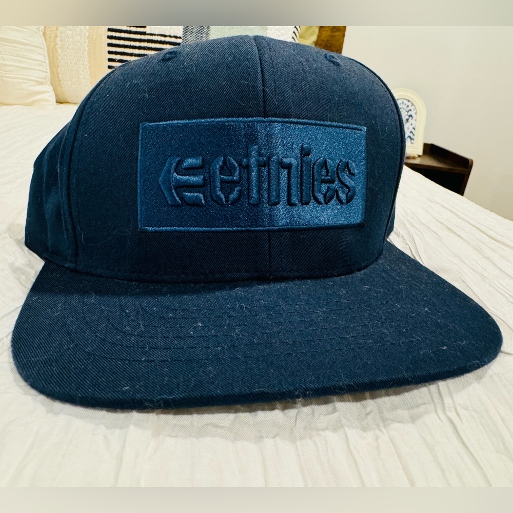 BLUE ON BLUE BRAND NEW ETNIES SNAPBACK HAT! RARE & EVER SO AWESOME! 🔵🔵🔵🔵🔵